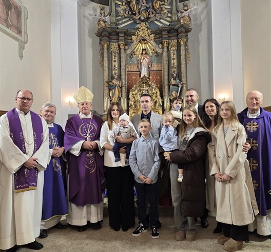 Biskup Gorski krstio peto dijete obitelji Kajfeš u Župi Stupnik - Lučko